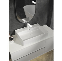 Modernes Badezimmer mit Aufsatzwaschbecken, Armatur und Spiegel