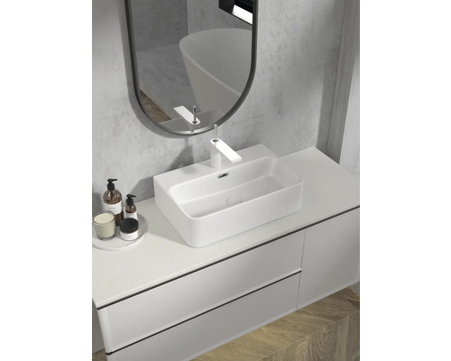 Badezimmeransicht mit Waschbecken, Spiegel und Waschtisch