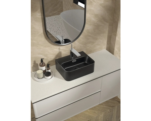 Modernes Badezimmer mit schwarzem Aufsatzwaschbecken, Armatur, Spiegel und Unterschrank