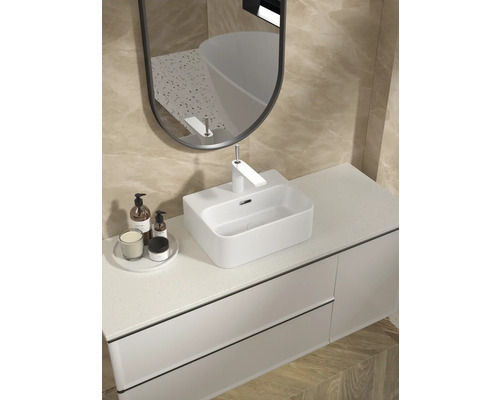 Modernes Badezimmer mit Waschbecken, Spiegel und Kosmetikartikeln auf dem Waschtisch