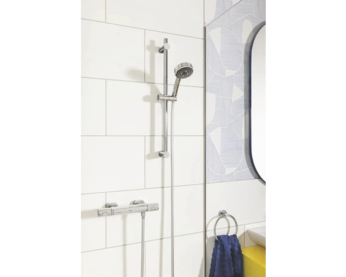 Duschset mit Handbrause und Thermostatarmatur an der Wand