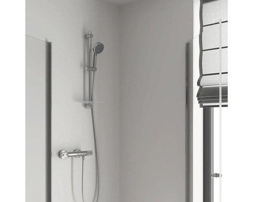 Duscharmatur mit Handbrause und Duschabtrennung im Badezimmer.