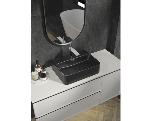 Modernes Badezimmer mit schwarzem Aufsatzwaschbecken, Waschtischunterschrank und Spiegel