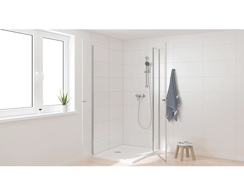 Helles Badezimmer mit Dusche, Handtuch und Fenster