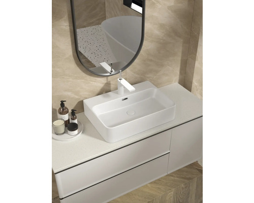 Modernes Badezimmer mit Waschbecken, Spiegel und Unterschrank für ein helles und organisiertes Ambiente.