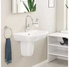 Badezimmer mit weißem Waschbecken, Armatur, Handtuchring und Regal