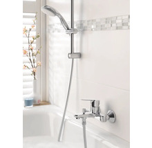 Badezimmerarmatur mit Brausegarnitur an der Wand