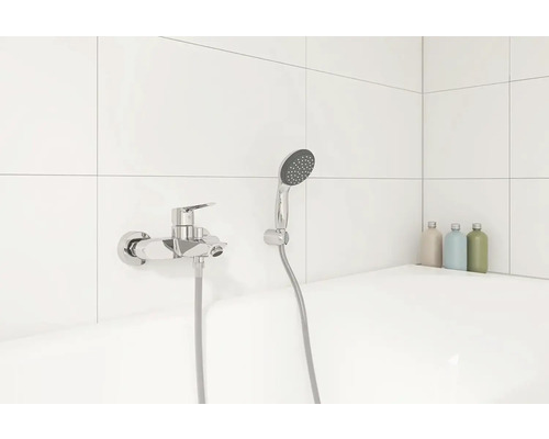 Badezimmer mit Badewannenarmatur und Handbrause