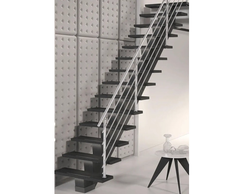 Treppe mit Stahlgeländer und gepolsterter Wandverkleidung