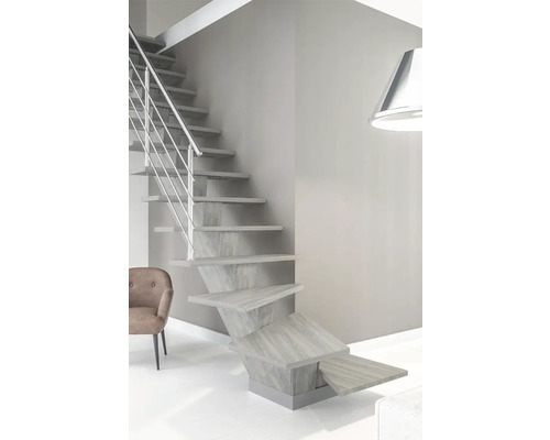 Treppe mit Metallgeländer in hellem, modernem Wohnraum