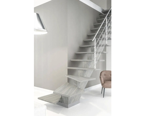 Freitragende Treppe mit Stahlgeländer in einem hellen Raum