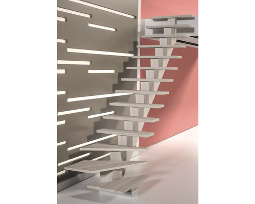 Freitragende Treppe aus Holz vor einer Wand mit Lichtelementen