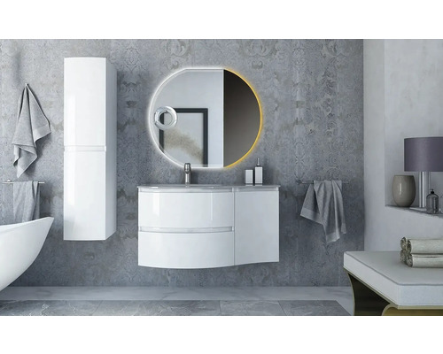 Badezimmer mit Waschtisch, Spiegelschrank und Hochschrank