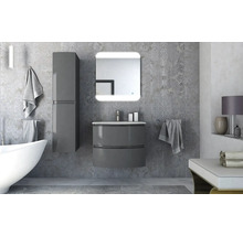 Modernes Badezimmer mit Waschtisch, Spiegel, Hochschrank und Badewanne.