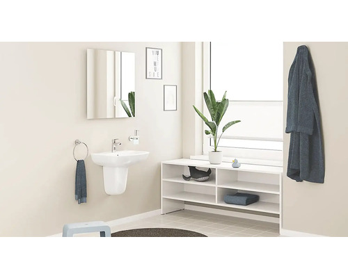 Helles Badezimmer mit Waschbecken, Spiegelschrank, Regal und Dekorationen für einen organisierten Eindruck.