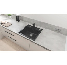 Schwarzes Spülbecken in einer modernen Küche mit Spültischarmatur
