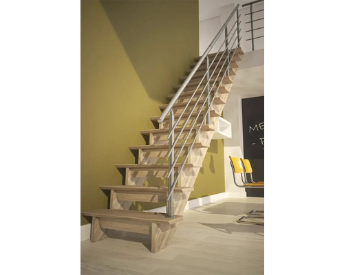 Holztreppe mit Metallgeländer im Innenbereich