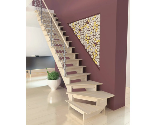 Helle Holztreppe mit Edelstahlgeländer und dekorativer Wandgestaltung