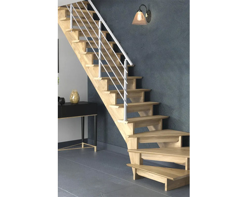 Holztreppe mit Geländer im Innenraum