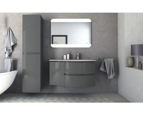 Badezimmer mit Waschtisch, Spiegelschrank, Hochschrank und Badewanne in modernem Design