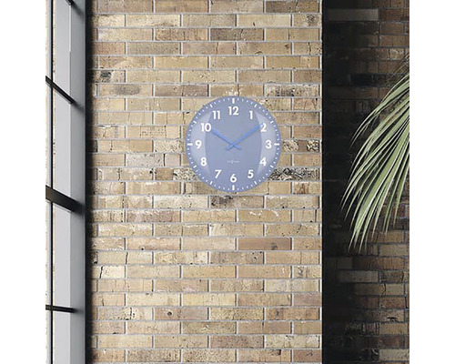 Wanduhr an Ziegelwand