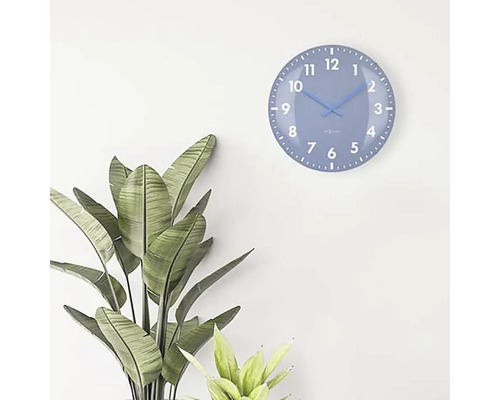 Blaue Wanduhr mit Pflanzen