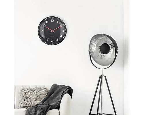 Wohnzimmer mit Wanduhr, Stehlampe und Sofa