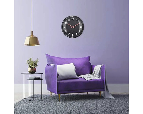 Wohnzimmer mit Sessel, Uhr und Lampe