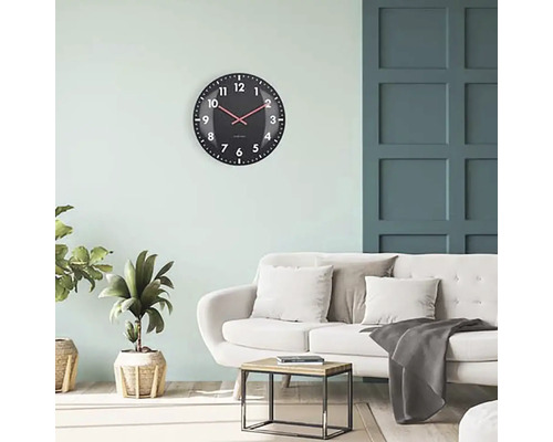 Wohnzimmer mit Wanduhr, Sofa und Beistelltisch