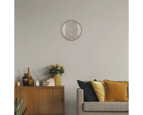 Wohnzimmer mit Wanduhr, Kommode und Sofa