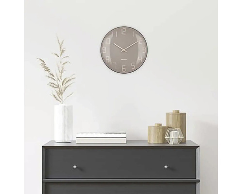 Dekorative Szene mit einer runden Wanduhr über einer Kommode.