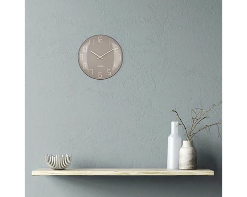 Wanduhr mit Ziffernblatt auf einem Regal mit Dekorationsgegenständen