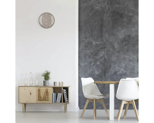 Wohnzimmer mit Wanduhr, Sideboard, Tisch und Stühlen