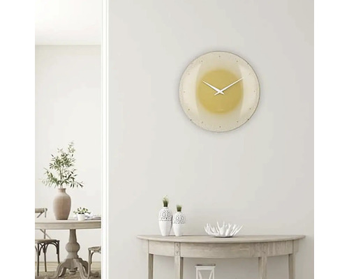 Wanduhr im hellen Raum mit Tisch und Dekoration