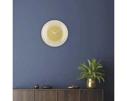 Wanduhr im Wohnzimmer auf dunkler Wand