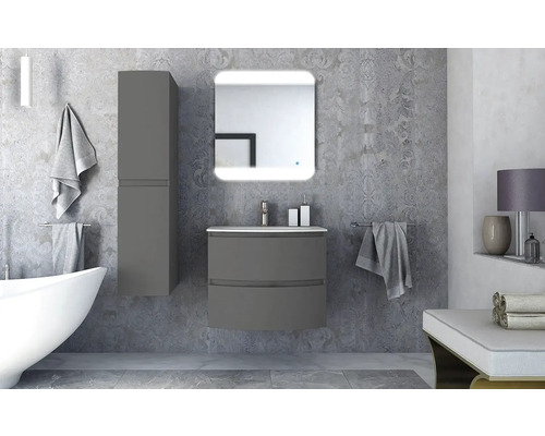 Modernes Badezimmer mit Waschtischunterschrank, Spiegelschrank und Handtüchern.