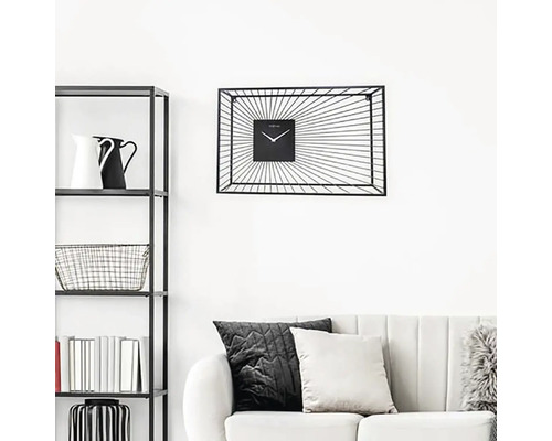 Wohnzimmer mit Regal, Sofa und schwarzer Wanduhr