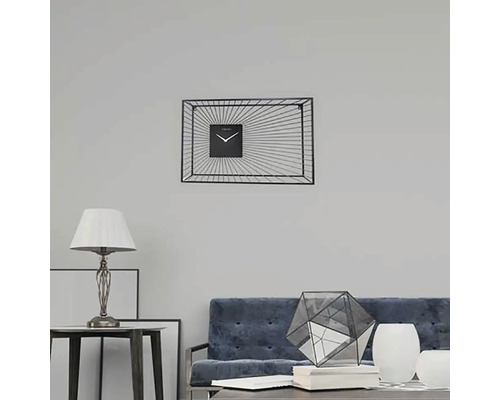 Wohnzimmer mit Wanduhr, Lampe und Sofa