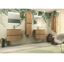 Badezimmer mit Waschtischen, Spiegeln und Holzschränken vor einer Wand mit Pflanzenmuster