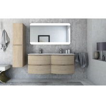 Modernes Badezimmer mit Waschtisch, Spiegelschrank und Handtuch