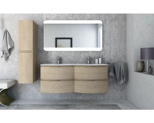 Modernes Badezimmer mit Waschtisch, Spiegelschrank und Handtuch