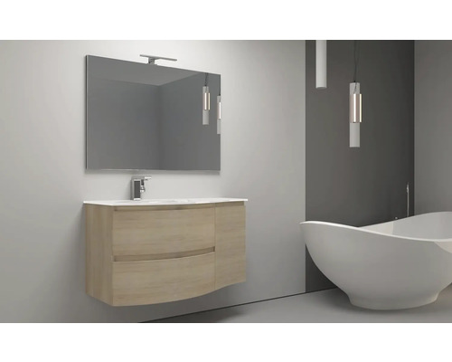 Badezimmer mit Waschtisch, Spiegel und freistehender Badewanne.