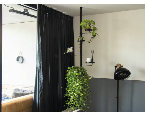 Mehrstöckiges Pflanzenregal mit verschiedenen Dekorationen und Pflanzen in einem Innenraum.