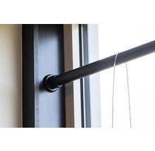 Detailansicht einer Gardinenstange mit Wandhalterung