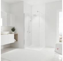 Helles Badezimmer mit Dusche, Waschbecken und Spiegel