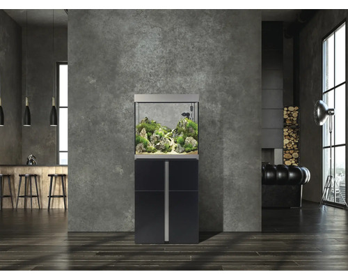 Eingerichtetes Aquarium mit Unterschrank im Wohnraum.