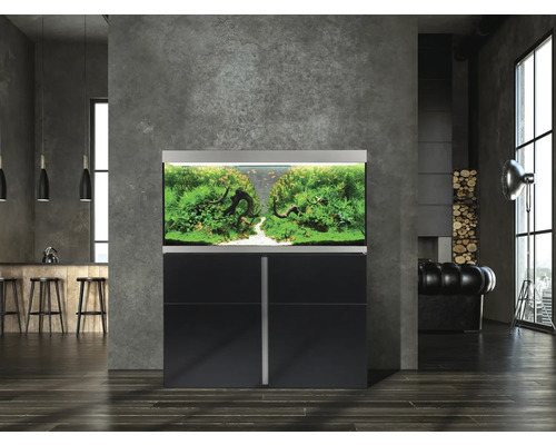 Aquarium mit Unterschrank in einem modern eingerichteten Raum.