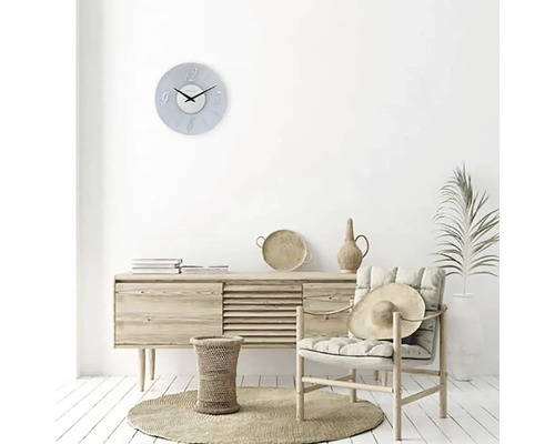 Wohnzimmer mit Anrichte, Sessel, Tisch und Wanduhr