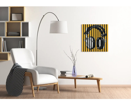 Wohnzimmer mit Sessel, Stehlampe und Wandbild mit Kopfhörermotiv