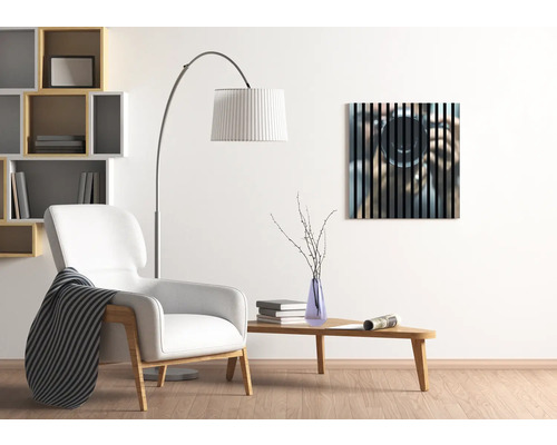 Wohnzimmer mit Sessel, Stehlampe, Holztisch, Dekoration und Wandbild